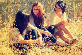 Girls field grass cell phones - three girl free wallpaper