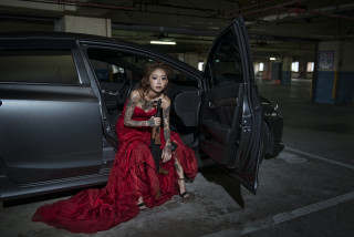 Woman red dress car door - a car door free wallpaper