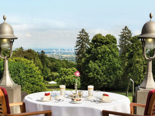 Table chairs white tablecloth city - a white table cloth free wallpaper