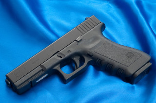 Gun blue cloth black handle - a blue cloth free wallpaper