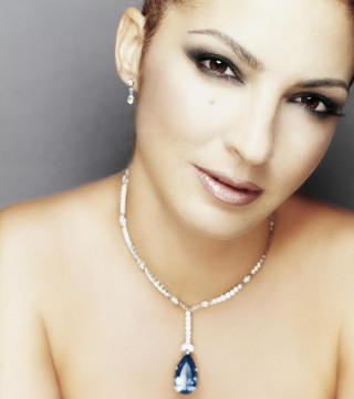 Woman blue tear shaped necklace - a necklace and earrings free wallpaper