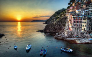 Boats water city sunset sun - a sun setting free wallpaper