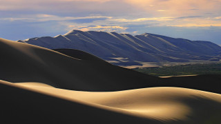 Mountain range sand dunes cloudy - a mountain range in the distance free wallpaper