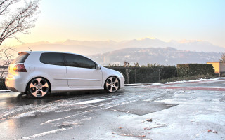 White car snowy street mountains - a snowy street free wallpaper
