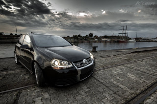 Black car brick road water - photorealistic lighting free wallpaper