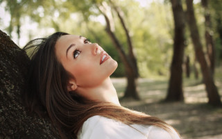 Woman looking up sky leaning - free forest wallpaper