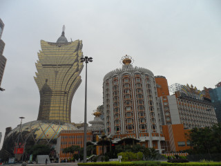 Large building giant statue front - cui bai free wallpaper