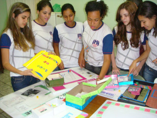 Young people table cake box - a box free wallpaper