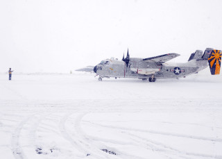 Snowy runway plane people military - frostbite 3 engine free wallpaper
