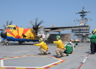 Yellow jackets plane runway navy - a runway free wallpaper