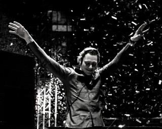 Man microphone confetti stage performance - antoni pitxot free wallpaper