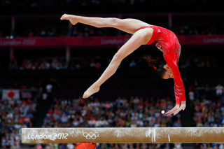 Woman balance beam trick crowd - a crowd watching free wallpaper