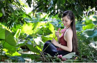 Woman forest lotus flower jewelry - a green leaf in the background free wallpaper