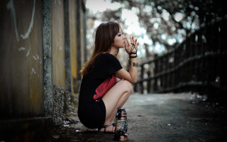 Woman kneeling hand face hand - feng zhu free wallpaper
