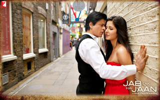 Man woman hug red dress - a street corner free wallpaper