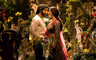 Man woman garden flowers statues - movie still free wallpaper