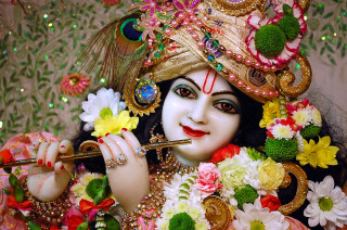 Woman statue flute flowers neck - a statue of a woman free wallpaper