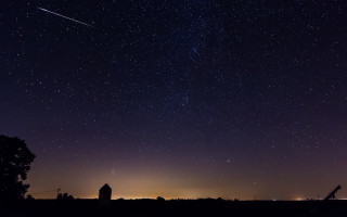 Night sky shooting star building - astrophotography free wallpaper