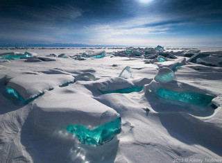 Ice blocks snow sun blue - a bright sun in the background free wallpaper
