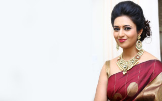 Woman red gold sari necklace 2 - a necklace and earrings free wallpaper