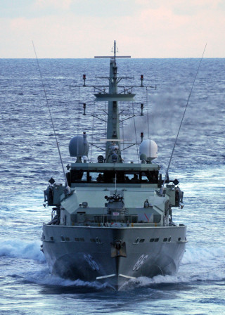 Large boat ocean people back - a large boat in the middle of the ocean free wallpaper