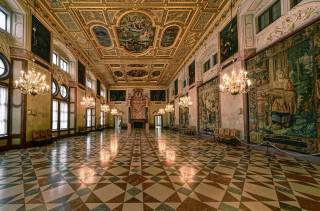Large room checkered floor chandelier - a large room free wallpaper