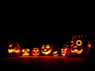 Pumpkins carved faces dark night - still free wallpaper