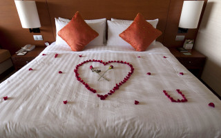 Romantic bed heart flowers pillow - romantic free wallpaper