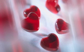 Hearts closeup table blurry background - a blurry background free wallpaper