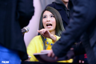 Woman yellow shirt pointing man - bian shoumin free wallpaper