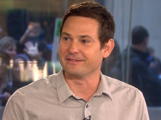 Man gray shirt talking news - someone free wallpaper