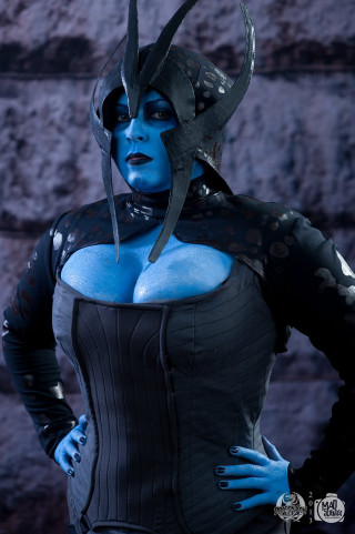 Woman cosplay knife blue face - a knife free wallpaper