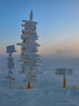 Pole signs snow sky building - the snow free wallpaper