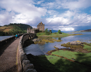 Couple bridge river castle hillside - a hill side free wallpaper