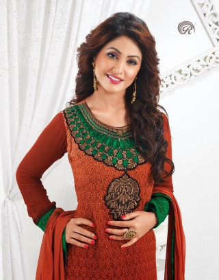 Woman red green dress posing - her hip free wallpaper