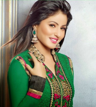 Woman green dress ponytail earrings - lyco art free wallpaper