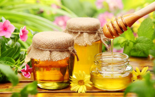 Honey jar wooden spoon flowers - fructose free wallpaper