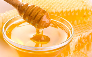 Honey dip wooden spoon honeycombs - a table top free wallpaper