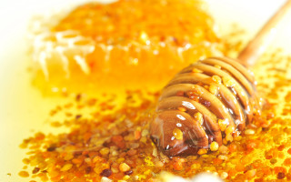 Honey dip wooden spoon background - byeon sangbyeok free wallpaper