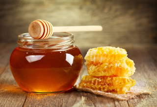 Honey jar wooden spoon honeycomb - fructose free wallpaper