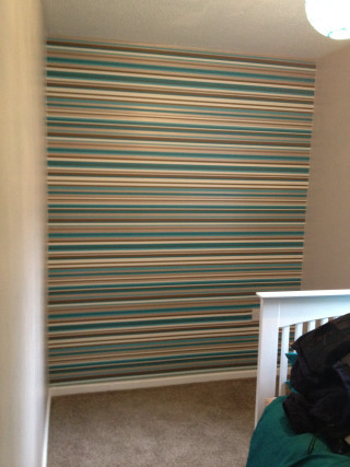 Room bed striped wallpaper green - striped free wallpaper