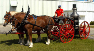Man red uniform riding horse - a red uniform free wallpaper