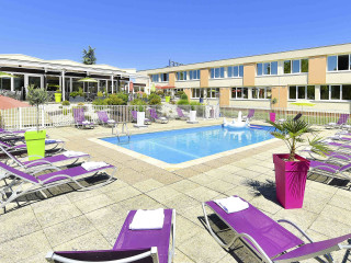 Swimming pool lounge chairs fountain - a swimming pool free wallpaper