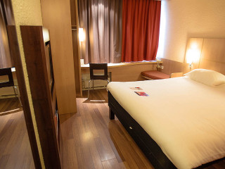 Bedroom bed window red curtains - red curtain free wallpaper