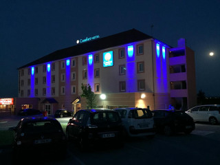 Cyberpunk night hotel blue light - the front of it free wallpaper