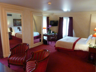 Hotel room bed rococo luxury - a television free wallpaper