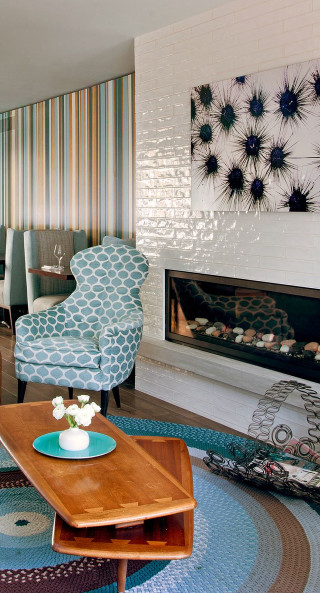 Livingroom fireplace bluechair bluerug vase - free vintage wallpaper