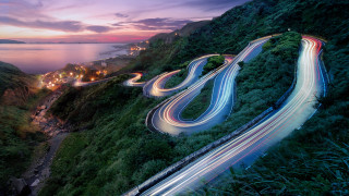 Winding road ocean city dusk - a sunset in the background free wallpaper
