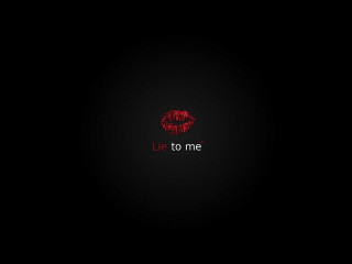 Black background red lipstick imprint - the middle of the image free wallpaper