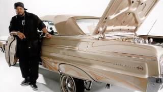 Man car trunk open suitcase - a hood free wallpaper